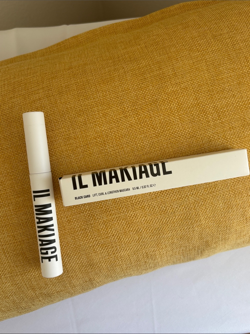IL MAKIAGE Black Mascara in White Box